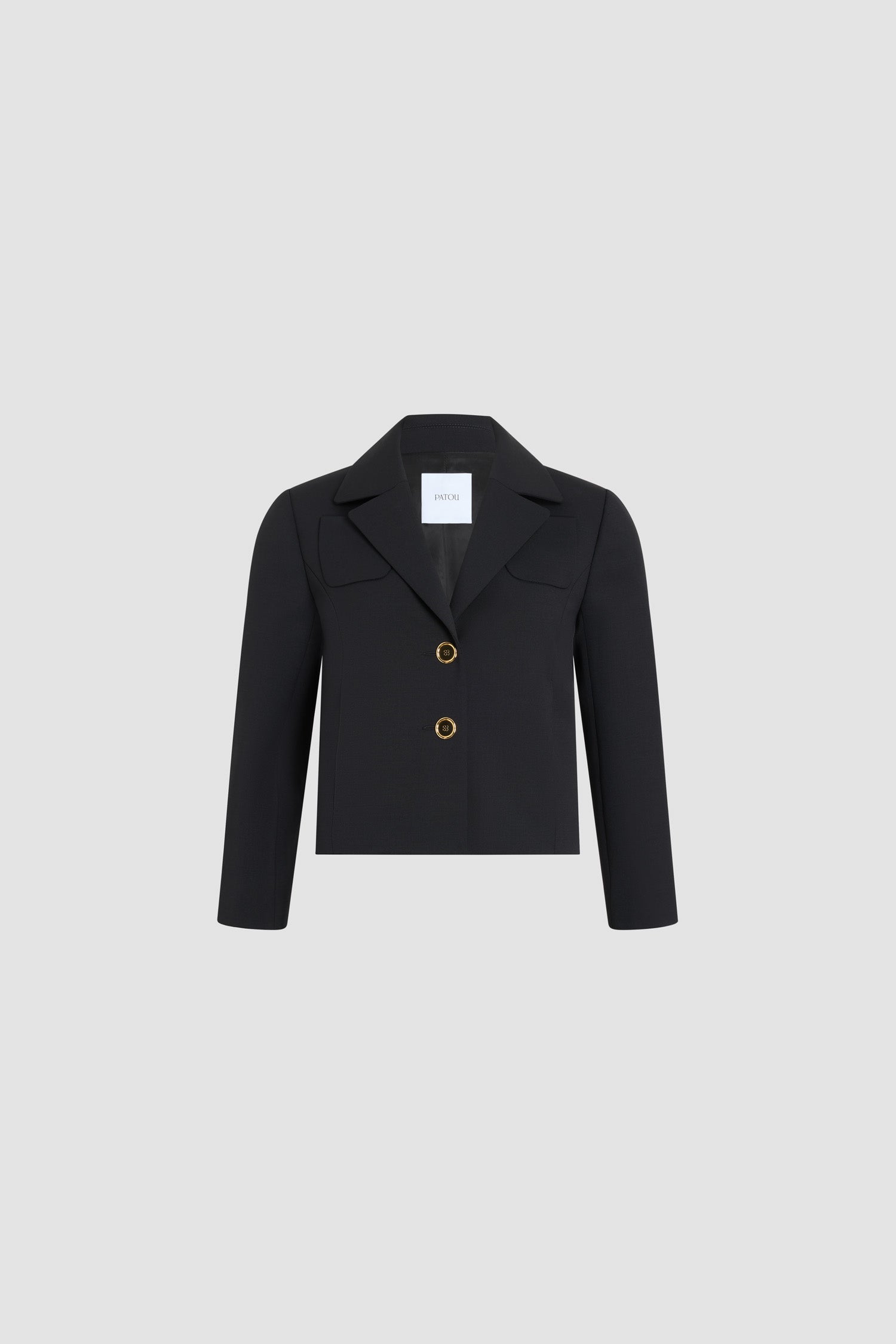 Patou - Veste courte tailleur en laine mélangée éco-responsable – sans logo - No Label Black - Veste courte tailleur noire. Col chemise. Boutons dorés. Coupe ajustée.