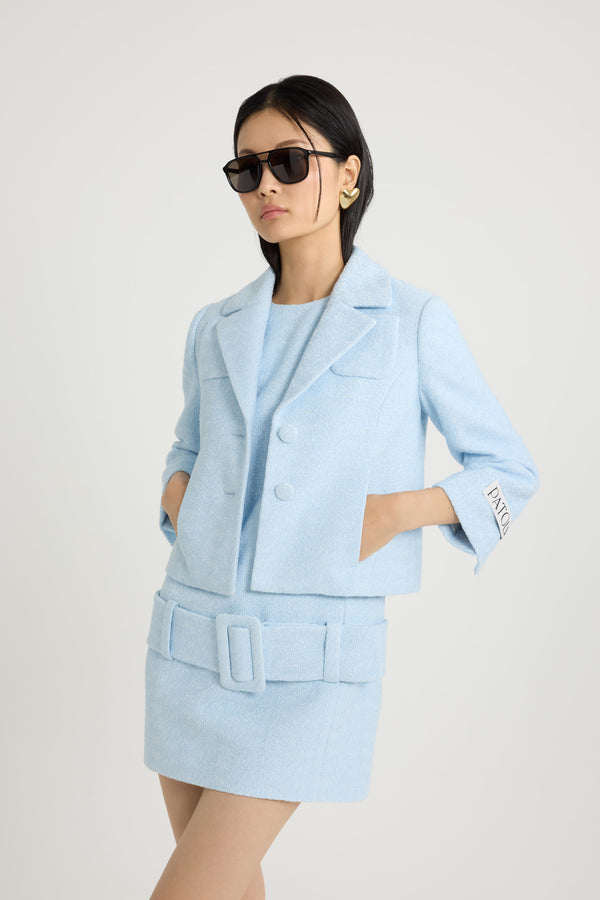 Patou - Giacca sartoriale corta in tweed di cotone bio estivo - Skylight Blue - Giacca in tweed di cotone bio estivo celeste. Silhouette boxy. Modello monopetto. Revers classico largo. Bottoni ricoperti di tessuto. Tasche a toppa alte sul petto, tasche nelle cuciture laterali. Maniche leggermente accorciate. Etichetta Patou sulla manica sinistra. Martingala e spacco sul retro. Modello foderato.