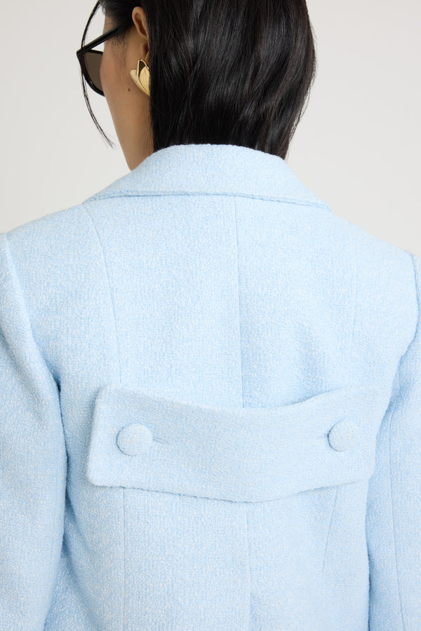 Patou - Giacca sartoriale corta in tweed di cotone bio estivo - Skylight Blue - Giacca in tweed di cotone bio estivo celeste. Silhouette boxy. Modello monopetto. Revers classico largo. Bottoni ricoperti di tessuto. Tasche a toppa alte sul petto, tasche nelle cuciture laterali. Maniche leggermente accorciate. Etichetta Patou sulla manica sinistra. Martingala e spacco sul retro. Modello foderato.