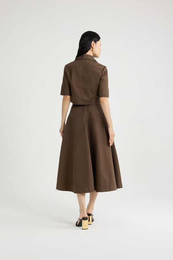 Patou - オーガニックコットンギャバジン ショートスリーブ クロップドジャケット - Java Brown - ジャバブラウンのオーガニックコットンギャバジン製ジャケット。クロップド丈。ワイドカラー。ゴールドトーンのJP刻印入りボタン。チェストパッチポケット。五分袖。袖と裾にグログラントリム。
