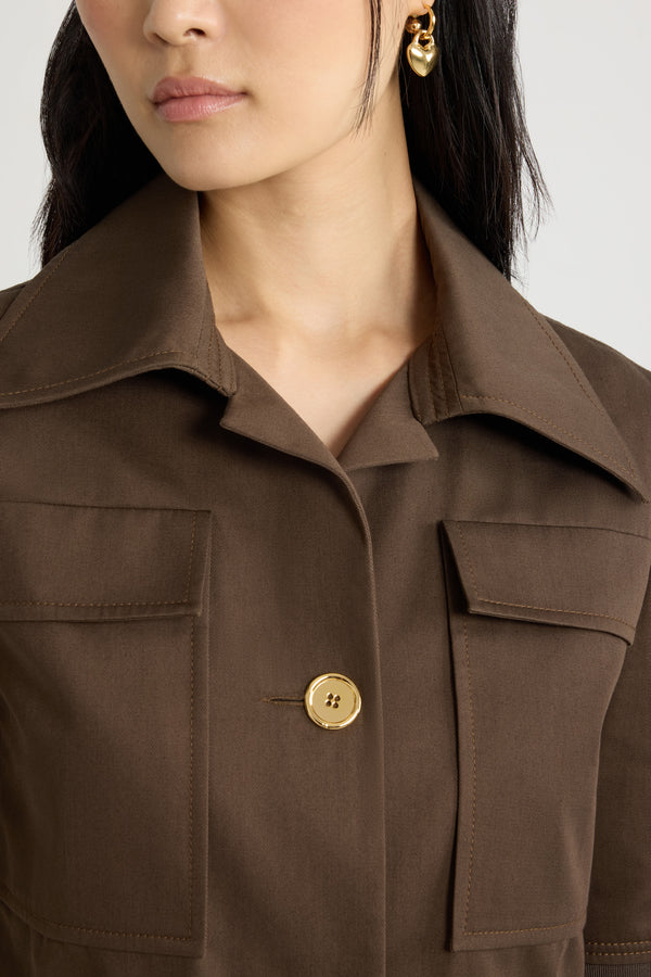 Patou - オーガニックコットンギャバジン ショートスリーブ クロップドジャケット - Java Brown - ジャバブラウンのオーガニックコットンギャバジン製ジャケット。クロップド丈。ワイドカラー。ゴールドトーンのJP刻印入りボタン。チェストパッチポケット。五分袖。袖と裾にグログラントリム。