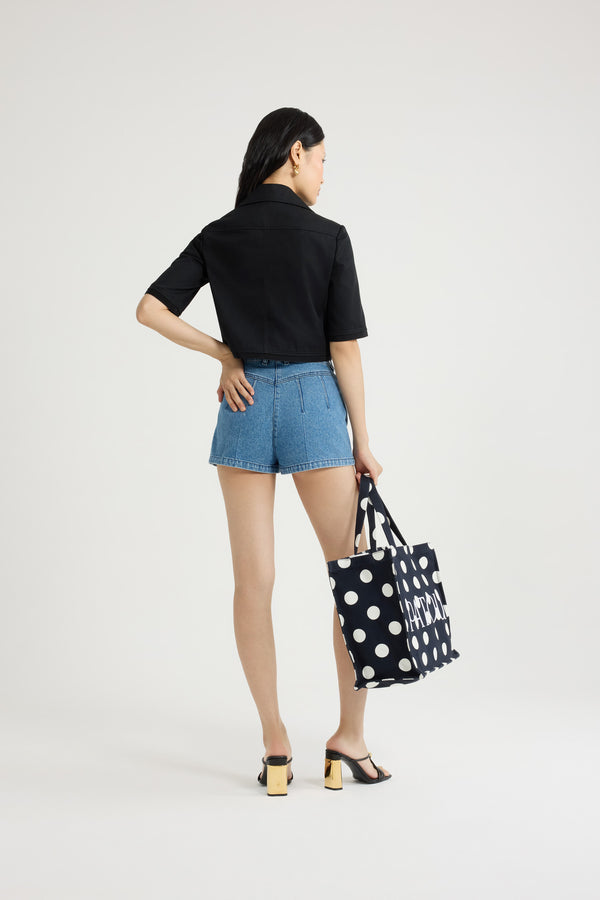 Patou - オーガニックコットンギャバジン ショートスリーブ クロップドジャケット - Black - ブラックカラーのオーガニックコットンギャバジン製ジャケット。クロップド丈。ワイドカラー。ゴールドトーンのJP刻印入りボタン。チェストパッチポケット。五分袖。袖と裾にグログラントリム。