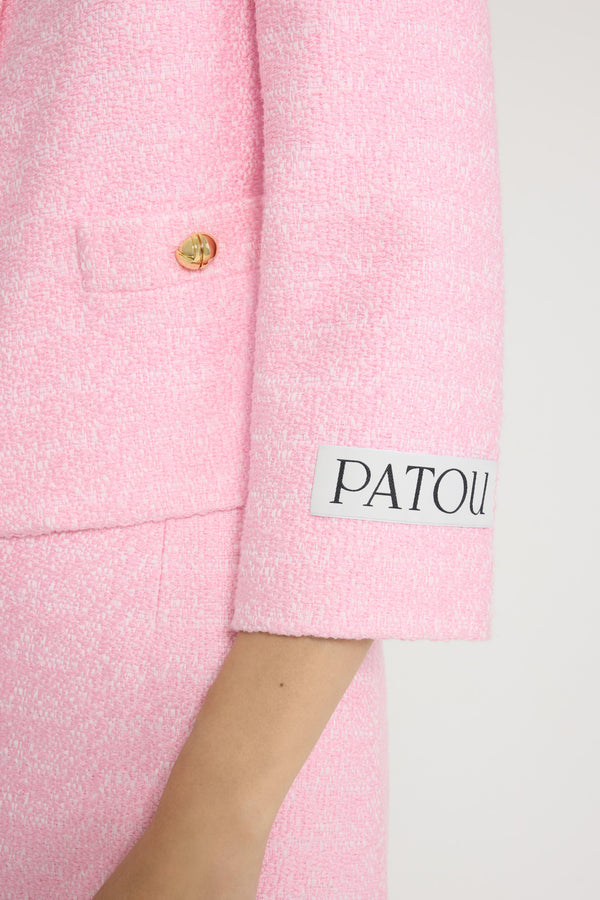 Patou - Giacca corta senza revers in tweed di cotone bio estivo - Primrose Pink - Giacca in tweed di cotone bio estivo rosa. Silhouette boxy. Modello monopetto. Bottoni JP sferici oro. Tasche a filetto abbottonate sul davanti. Maniche accorciate. Etichetta Patou sulla manica sinistra. Modello foderato.Questo modello è aderente.