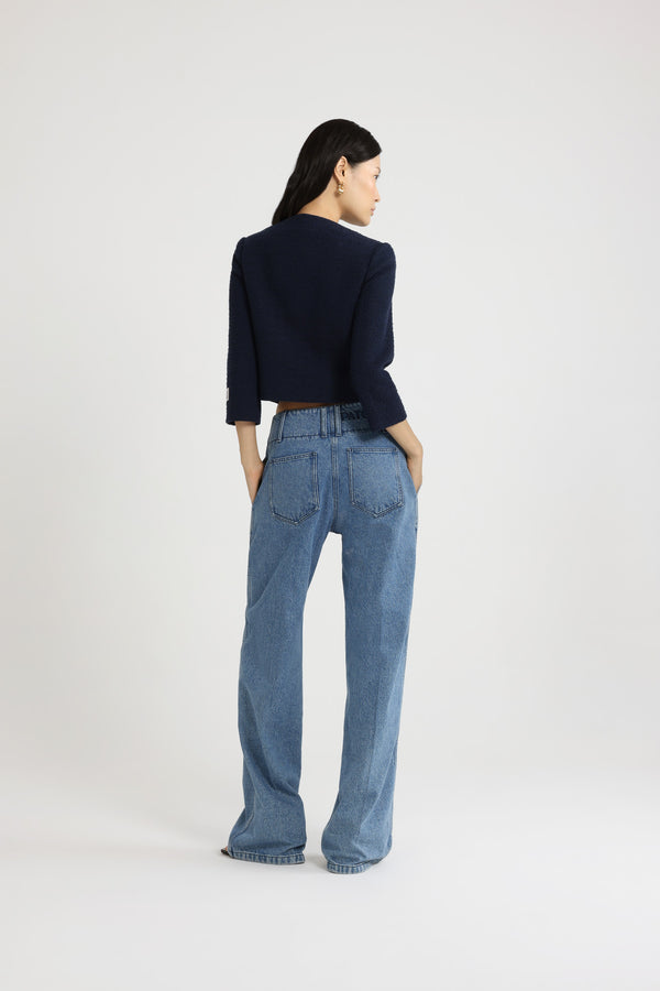 Patou - ライトウェイト オーガニックコットン ツイード ボクシー ノーカラージャケット - Navy Black - ネイビーブラックの薄手のオーガニックコットン製ツイードジャケット。ショート テーラード シルエット。シングルブレストスタイル。ゴールドトーンの半球型JPボタン。前面にボタン付きウェルトポケット。クロップドスリーブ。左袖にPatouロゴラベル。裏地付き。フィットスタイル。