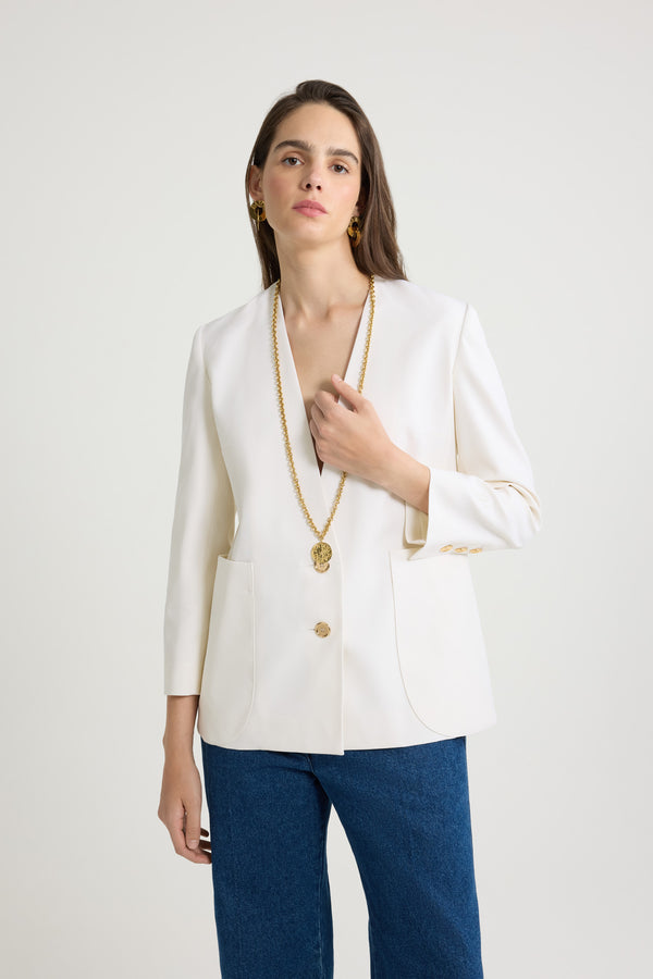 Patou - Giacca senza revers in lana tecnica ecosostenibile - Ivory - Giacca in lana tecnica ecosostenibile avorio. Modello monopetto senza revers. Bottoni oro incisi con il monogramma JP. Maxi tasche a toppa sul davanti. Maniche leggermente accorciate, polsini abbottonati. Monogramma JP calligrafia ricamato sulla manica sinistra. Modello foderato.