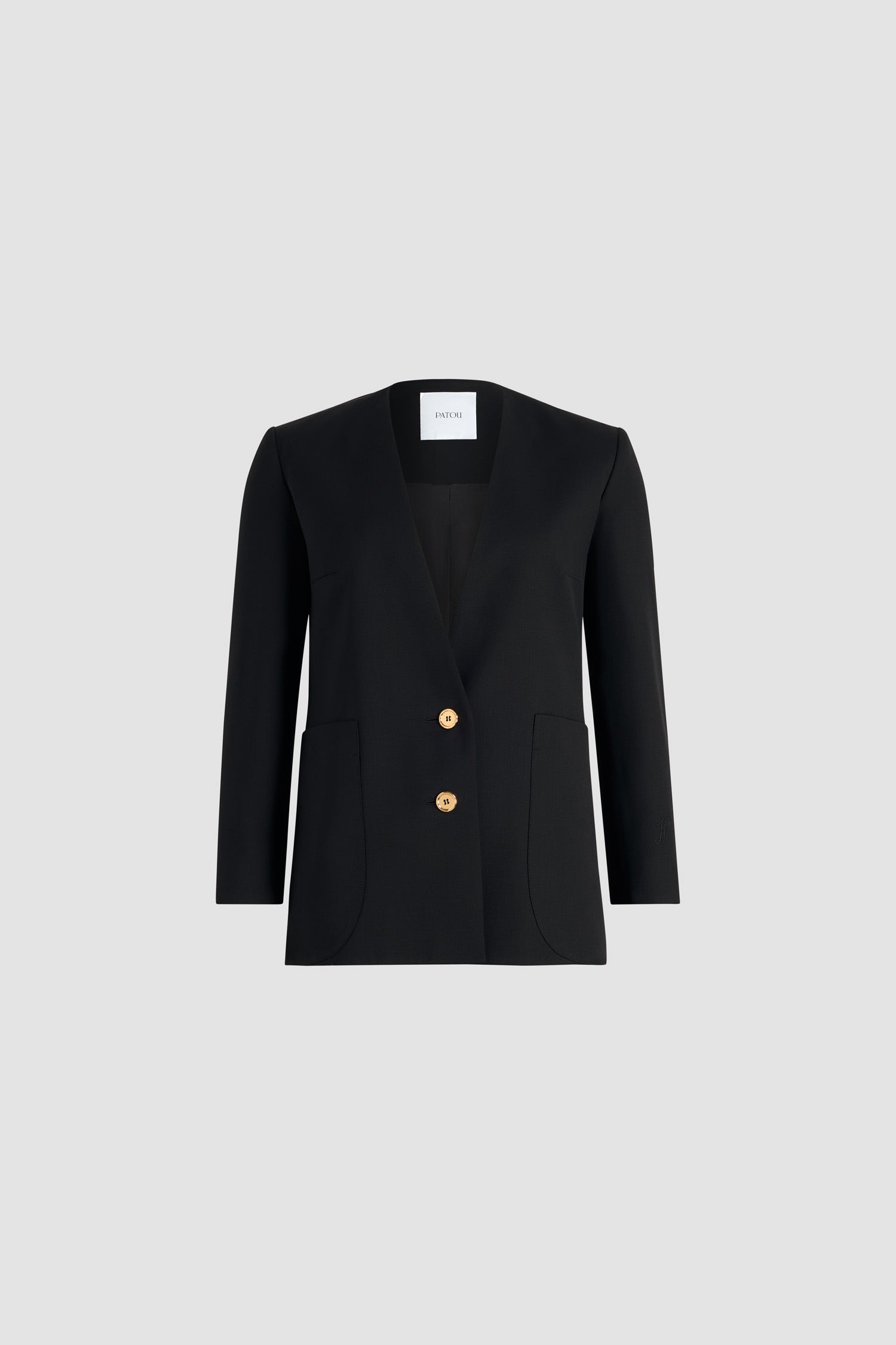 Patou - サステナブル テクニカル ウールツイル ノーカラージャケット - Black - ブラックのサステナブルなテクニカルウールツイルジャケット。シングルブレスト シルエット。ノーカラースタイル。ゴールドトーンのJP刻印入りボタン。フロントにマキシパッチポケット。やや短めの袖、袖にボタン付き。左袖にPatouロゴラベル。裏地付き。