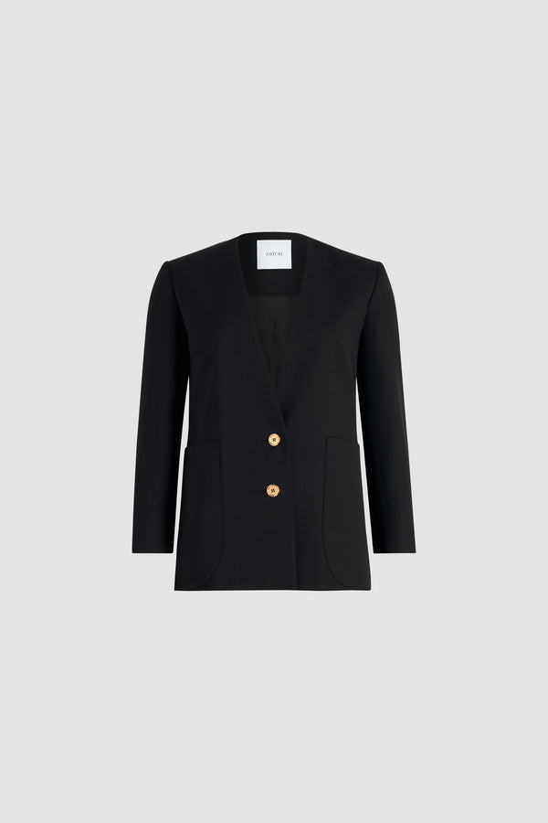 Patou - Kragenlose Jacke aus nachhaltigem technischem Wolltwill - Black - Schwarze Jacke aus nachhaltigem technischem Wolltwill. Einreihig geknöpft. Kragenloses Design. Goldfarbene Knöpfe mit eingraviertem JP-Monogramm. Große aufgesetzte Taschen vorne. Leicht gekürzte Ärmel, Knöpfe an den Manschetten. Patou Logoetikett auf dem linken Ärmel. Gefüttert.