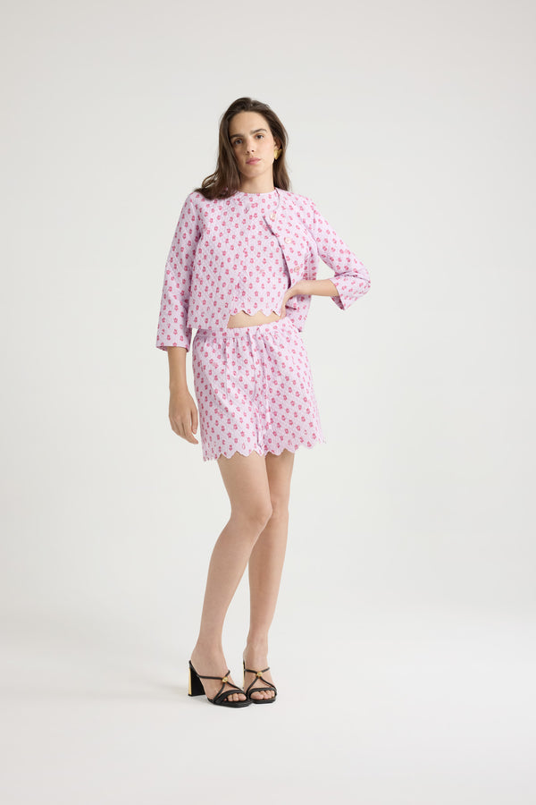 Patou - Giacca corta in misto viscosa ecosostenibile trapuntato e stampato - Small Provence Pink - Affinché questo capo possa accompagnarvi per tutta la vita, vi preghiamo di non piegarlo.Giacca in javanaise di misto viscosa ecosostenibile rosa. Trapuntatura boutis. Fantasia in stile provenzale. Silhouette boxy. Modello monopetto. Bottoni in madreperla incisi con il monogramma JP. Maniche accorciate. Orlo smerlato.Questo modello è aderente.