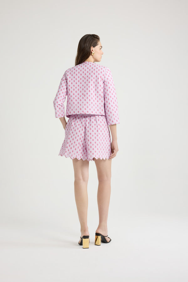 Patou - プリント キルティング サステナブル ビスコースブレンド ボクシー ノーカラージャケット - Small Provence Pink - このアイテムが一生あなたを共にするために、折りたたまないようお願い申し上げます。ピンクのサステナブル ビスコースブレンドのジャバネーズジャケット。全体にプロヴァンススタイルのモチーフ。ショート テーラード シルエット。シングルブレストスタイル。JPモノグラムの刻印入りマザー・オブ・パールボタン。クロップドスリーブ。スカラップヘム。フィットスタイル。
