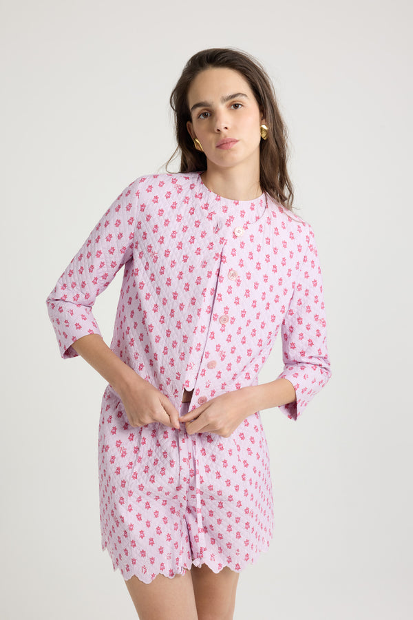 Patou - プリント キルティング サステナブル ビスコースブレンド ボクシー ノーカラージャケット - Small Provence Pink - このアイテムが一生あなたを共にするために、折りたたまないようお願い申し上げます。ピンクのサステナブル ビスコースブレンドのジャバネーズジャケット。全体にプロヴァンススタイルのモチーフ。ショート テーラード シルエット。シングルブレストスタイル。JPモノグラムの刻印入りマザー・オブ・パールボタン。クロップドスリーブ。スカラップヘム。フィットスタイル。