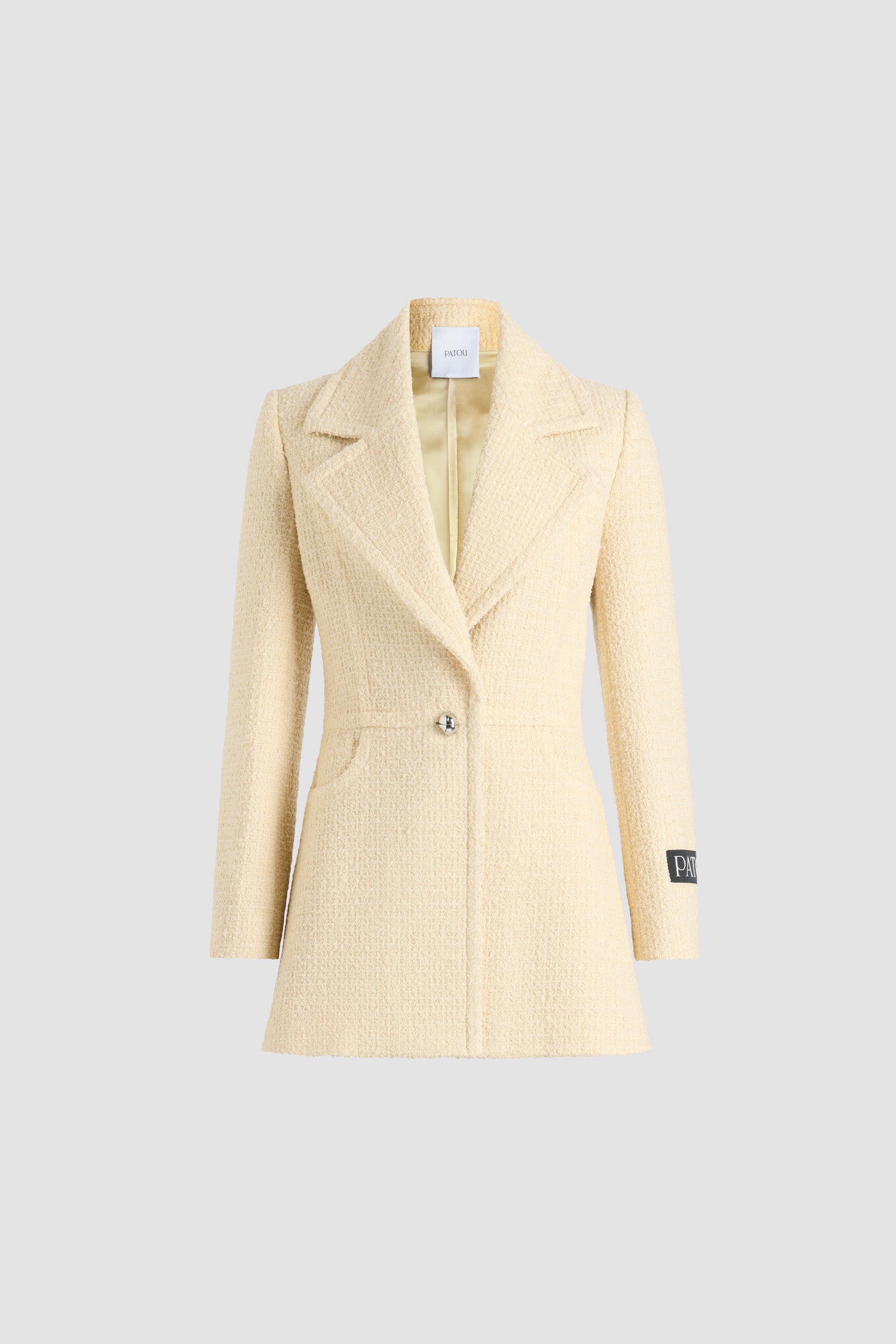 Patou - Lang geschnittene zweireihige Jacke aus nachhaltigem Wollmix-Tweed - Snowberry White - Jacke aus nachhaltigem Wollmix-Tweed in Schneebeeren-Weiß. Lange, körpernahe Form. Einreiher. Breites, fallendes Revers. Silberfarbener, halbkugelförmiger Knopf mit JP-Monogramm. Patou Logoetikett auf dem linken Ärmel. Geknöpfte Manschetten. Gefüttert