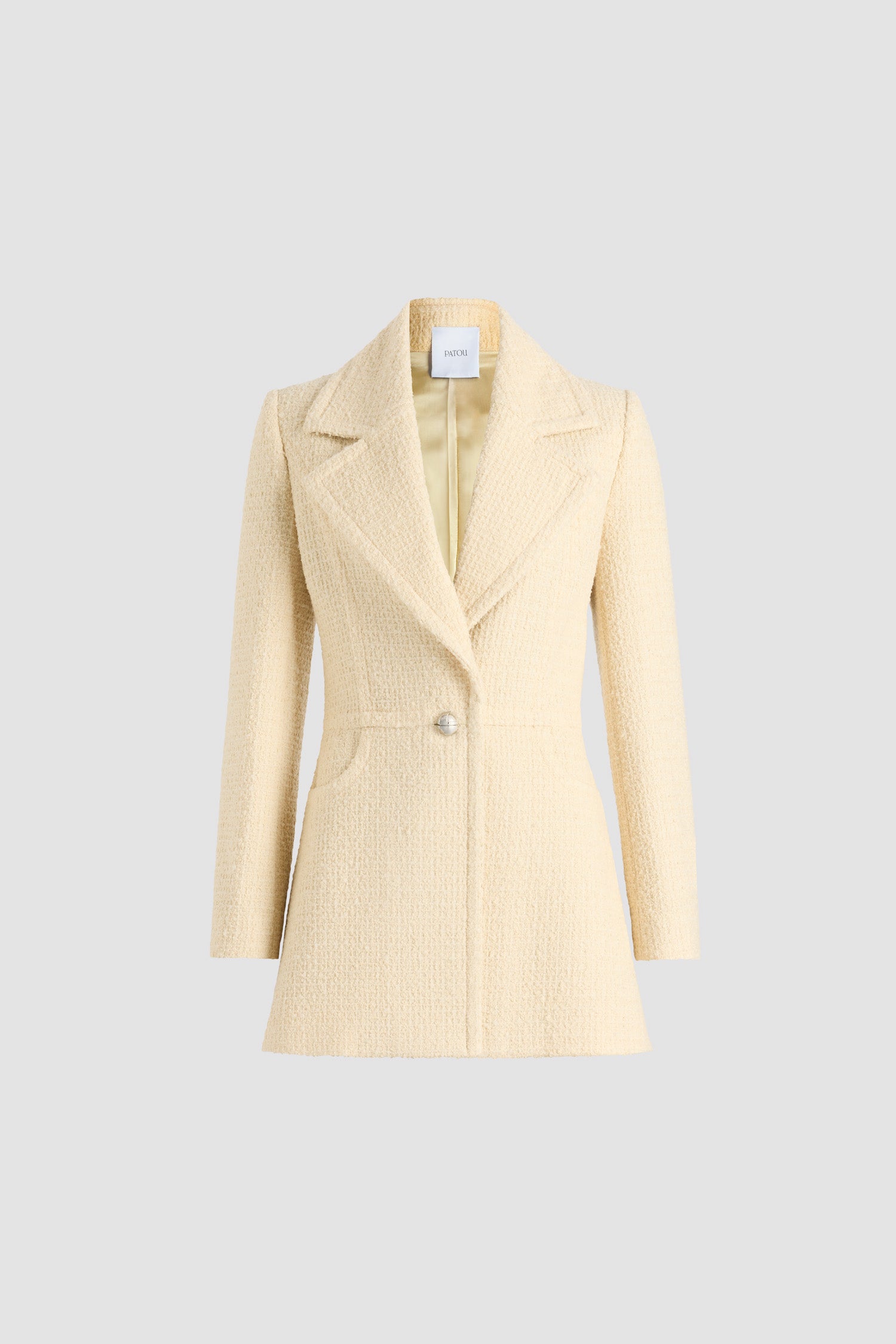 Patou - Veste longiligne à boutonnage simple en tweed de laine mélangée éco-responsable - No Label Snowberry White - Veste en tweed de laine mélangée éco-responsable blanc symphorine. Silhouette ajustée longue. Construction à boutonnage simple. Revers crantés larges. Un bouton boule argenté à monogramme JP. Poignets boutonnés. Modèle doublé