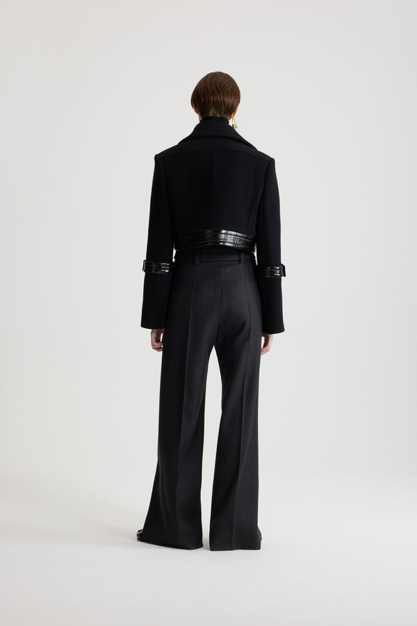 Patou - Kurze Jacke mit Schloss-Detail aus nachhaltiger Wollmischung - No Label Black - Jacke aus nachhaltigem Wollmix in Schwarz. Kurz geschnitten. Einreiher. Weiter Kragen. Verdeckte Knopfleiste vorne. Taillenband aus Lackleder mit silberfarbenem Schloss-Verschluss. Geknöpfte Laschen aus Lackleder auf den Ärmeln. Gefüttert