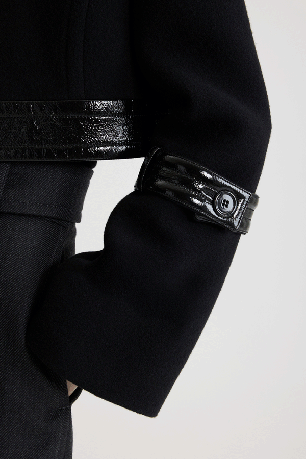 Patou - Kurze Jacke mit Schloss-Detail aus nachhaltiger Wollmischung - No Label Black - Jacke aus nachhaltigem Wollmix in Schwarz. Kurz geschnitten. Einreiher. Weiter Kragen. Verdeckte Knopfleiste vorne. Taillenband aus Lackleder mit silberfarbenem Schloss-Verschluss. Geknöpfte Laschen aus Lackleder auf den Ärmeln. Gefüttert