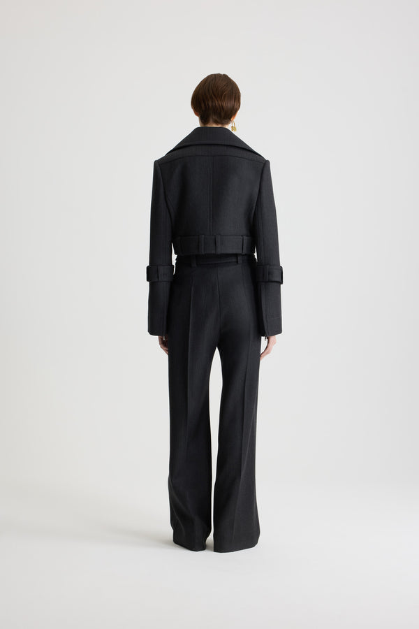 Patou - Veste courte ceinturée en laine - Mercury - Veste en laine vierge gris mercure. Silhouette courte. Construction à boutonnage simple. Col large. Boutonnage avant avec boutons argentés dissimulés gravés du monogramme JP. Ceinture boutonnée à la taille pouvant être portée ouverte. Manches légèrement évasées avec pattes boutonnées. Étiquette Patou sur la manche gauche. Modèle doublé.