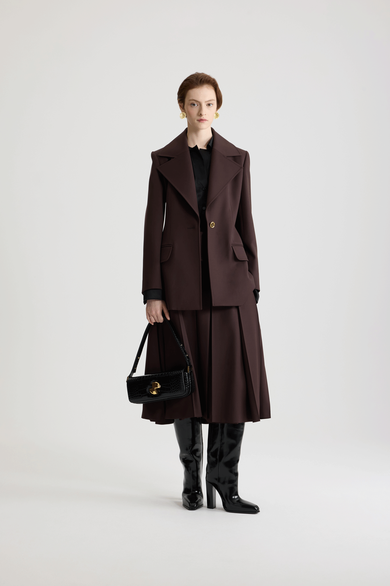 Patou - Giacca lunga monopetto in lana tecnica sostenibile - No Label Smoked Ebony - Giacca in twill di lana tecnica sostenibile Smoked Ebony. Silhouette sartoriale lunga. Costruzione monopetto. Ampi rever a punta. Singolo bottone oro inciso con monogramma JP. Cintura sottile rimovibile in tessuto da annodare in vita. Polsini abbottonati. Modello foderato.