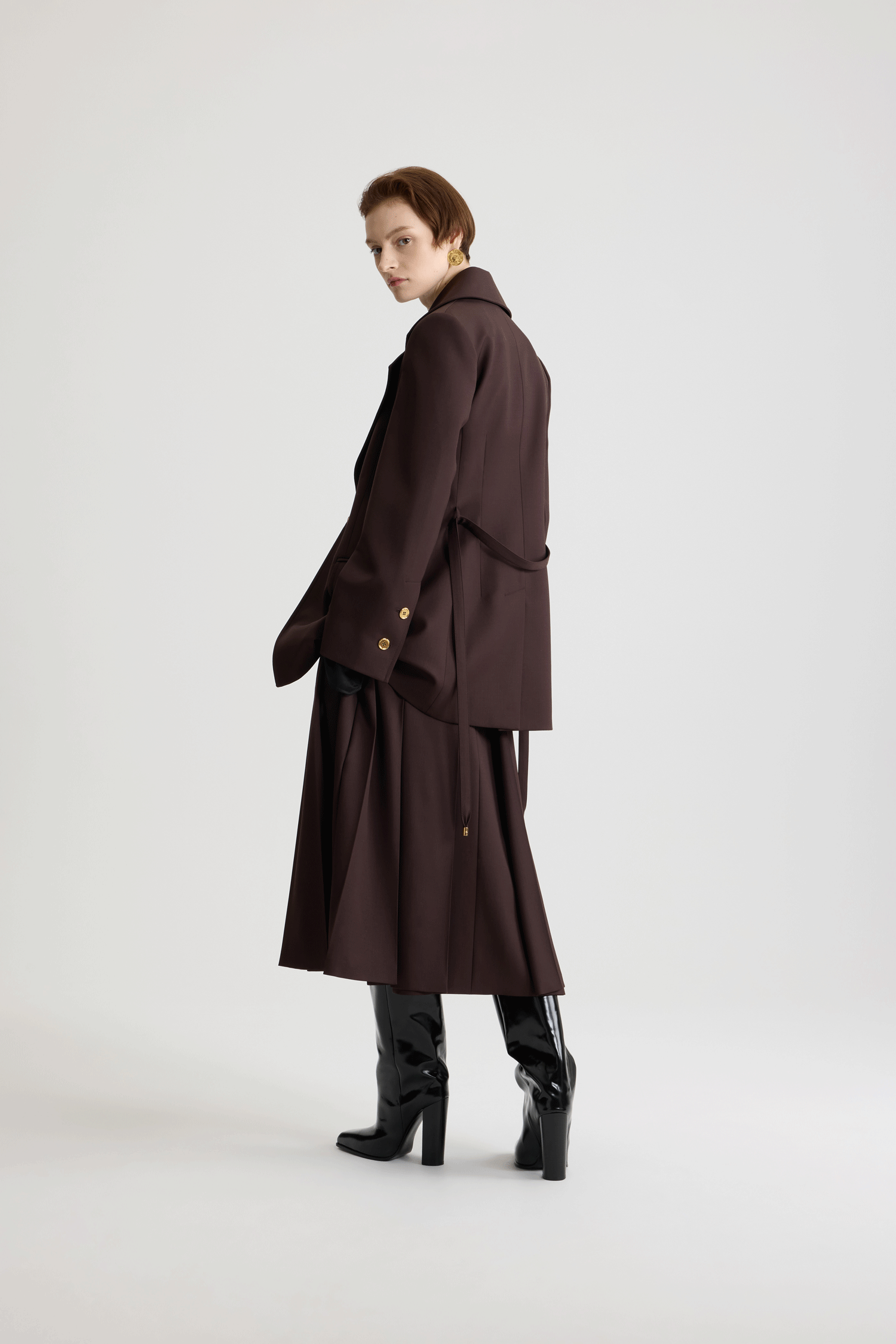Patou - Giacca lunga monopetto in lana tecnica sostenibile - No Label Smoked Ebony - Giacca in twill di lana tecnica sostenibile Smoked Ebony. Silhouette sartoriale lunga. Costruzione monopetto. Ampi rever a punta. Singolo bottone oro inciso con monogramma JP. Cintura sottile rimovibile in tessuto da annodare in vita. Polsini abbottonati. Modello foderato.