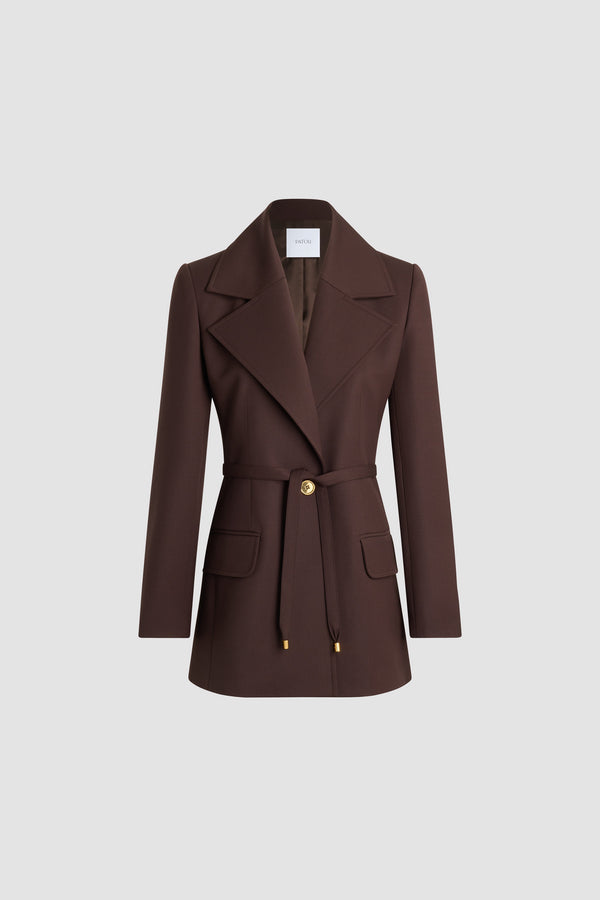 Patou - Giacca lunga monopetto in lana tecnica sostenibile - No Label Smoked Ebony - Giacca in twill di lana tecnica sostenibile Smoked Ebony. Silhouette sartoriale lunga. Costruzione monopetto. Ampi rever a punta. Singolo bottone oro inciso con monogramma JP. Cintura sottile rimovibile in tessuto da annodare in vita. Polsini abbottonati. Modello foderato.