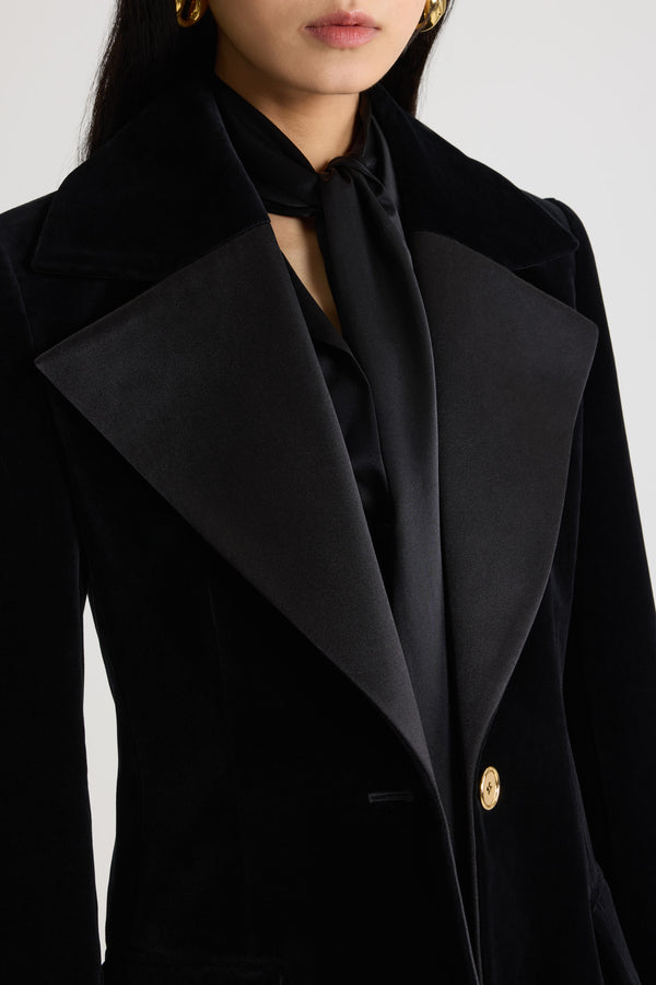 Patou - Veste longue simple boutonnage en velours de coton bio - Black - Veste longue noire en velours de coton biologique. Coupe droite. Col à revers satinés contrastés. Simple boutonnage.Cette pièce est issue de la Capsule &quot;Evening&quot;, pensée par Guillaume Henry : pour immortaliser des occasions spéciales avec style et raffinement.