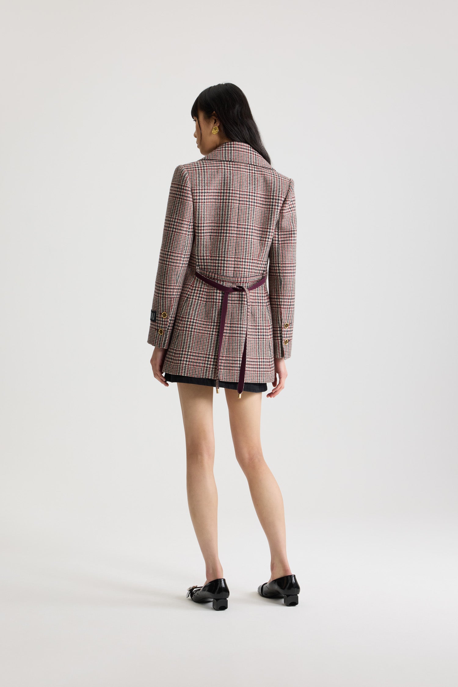 Patou - サステナブルウールフランネル ロングライン シングルジャケット - No Label Prince Of Wales - サステナブルなヴァージンウール製フランネルジャケット。プリンス・オブ・ウェールズ パターン。長めのテーラードシルエット。シングルブレストスタイル。幅広のノッチドラペル。ゴールドトーンのJP刻印入りシングルボタン。ウエストに取外し可能な細めのセルフタイファブリック。袖口にボタン付き。裏地付き。
