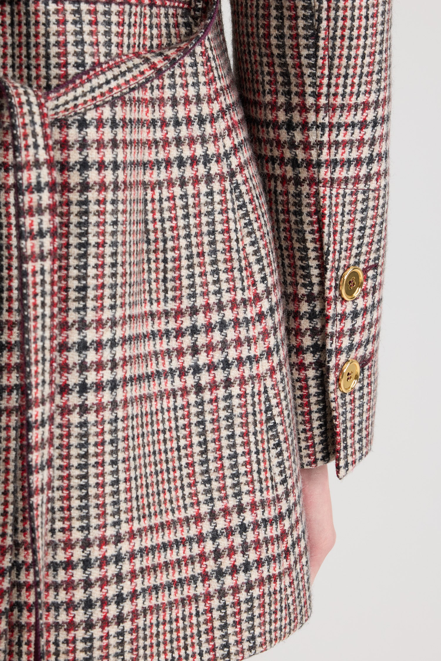 Patou - サステナブルウールフランネル ロングライン シングルジャケット - No Label Prince Of Wales - サステナブルなヴァージンウール製フランネルジャケット。プリンス・オブ・ウェールズ パターン。長めのテーラードシルエット。シングルブレストスタイル。幅広のノッチドラペル。ゴールドトーンのJP刻印入りシングルボタン。ウエストに取外し可能な細めのセルフタイファブリック。袖口にボタン付き。裏地付き。