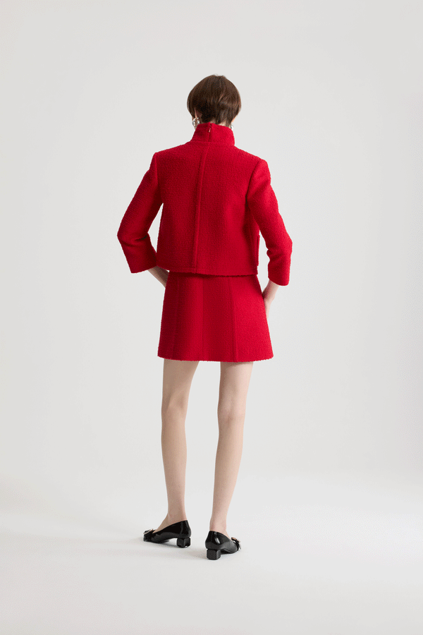 Patou - Kurz geschnittene kragenlose Jacke aus nachhaltigem Wollmix-Tweed - No Label Scarlet Red - Jacke aus nachhaltigem Wollmix-Tweed in Scharlachrot. Kurz geschnitten. Einreiher. Kragenloses Design. Knopfverschluss vorne mit goldfarbenen halbkugelförmigen Knöpfen mit eingraviertem JP-Monogramm. Geknöpfte aufgesetzte Taschen vorne. Gefüttert.