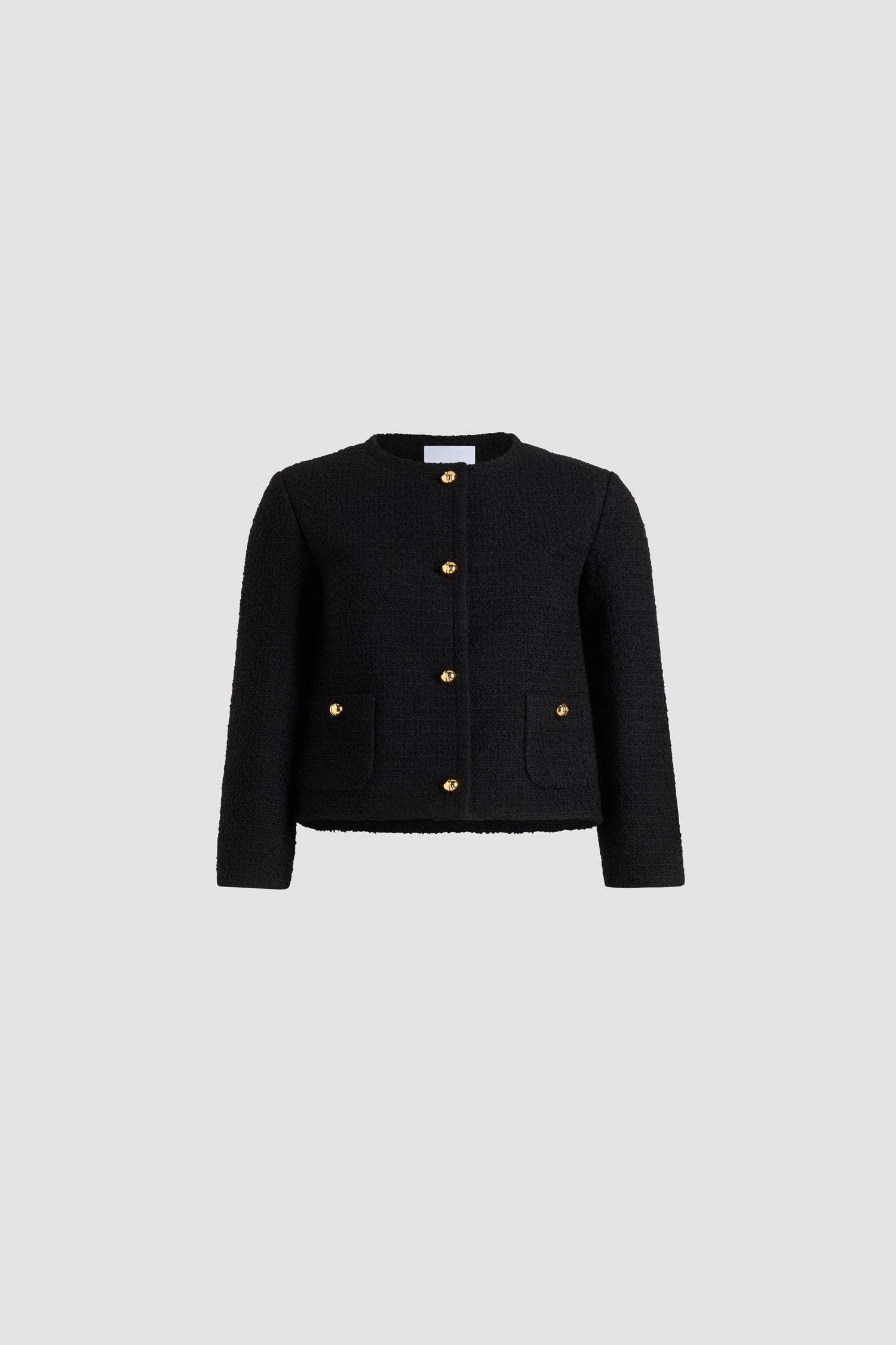 Patou - Kurz geschnittene kragenlose Jacke aus nachhaltigem Wollmix-Tweed - No Label Black - Jacke aus nachhaltigem Wollmix-Tweed in Schwarz. Kurz geschnitten. Einreiher. Kragenloses Design. Knopfverschluss vorne mit goldfarbenen halbkugelförmigen Knöpfen mit eingraviertem JP-Monogramm. Geknöpfte aufgesetzte Taschen vorne. Gefüttert.