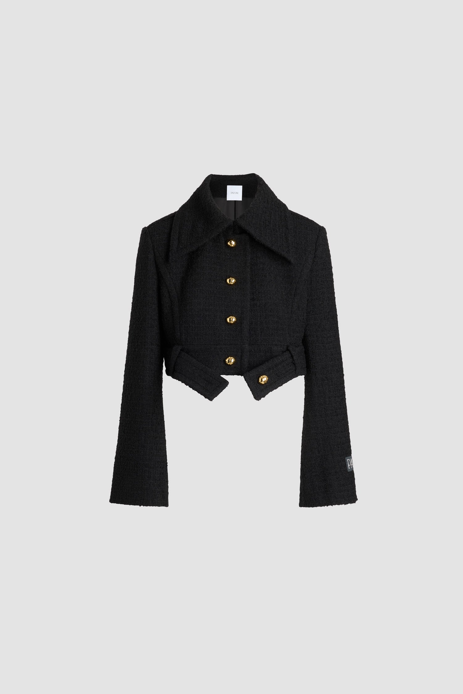 Patou - Kurze Jacke mit Gürtel aus nachhaltigem Wollmix-Tweed - Black - Jacke aus nachhaltigem Wollmix-Tweed in Schwarz. Kurz geschnitten. Einreiher. Weiter Kragen. Knopfverschluss vorne mit goldfarbenen Knöpfen mit eingraviertem JP-Monogramm. Geknöpfter Gürtel an der Taille, der offen getragen werden kann. Leicht ausgestellte Ärmel. Patou Logoetikett auf dem linken Ärmel. Gefüttert.