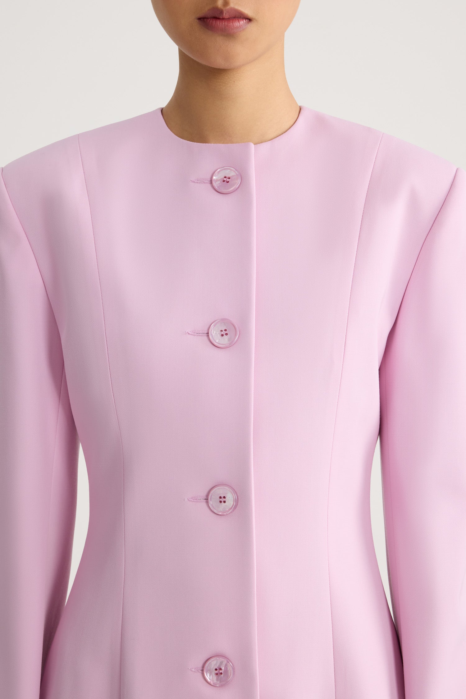 Patou - Taillierte Jacke ohne Kragen aus verantwortungsvoller Wollmischung - No Label Orchid Ice - Blassrosa taillierte Jacke ohne Kragen. Ton-in-Ton-Knöpfe. Taillierte Passform.