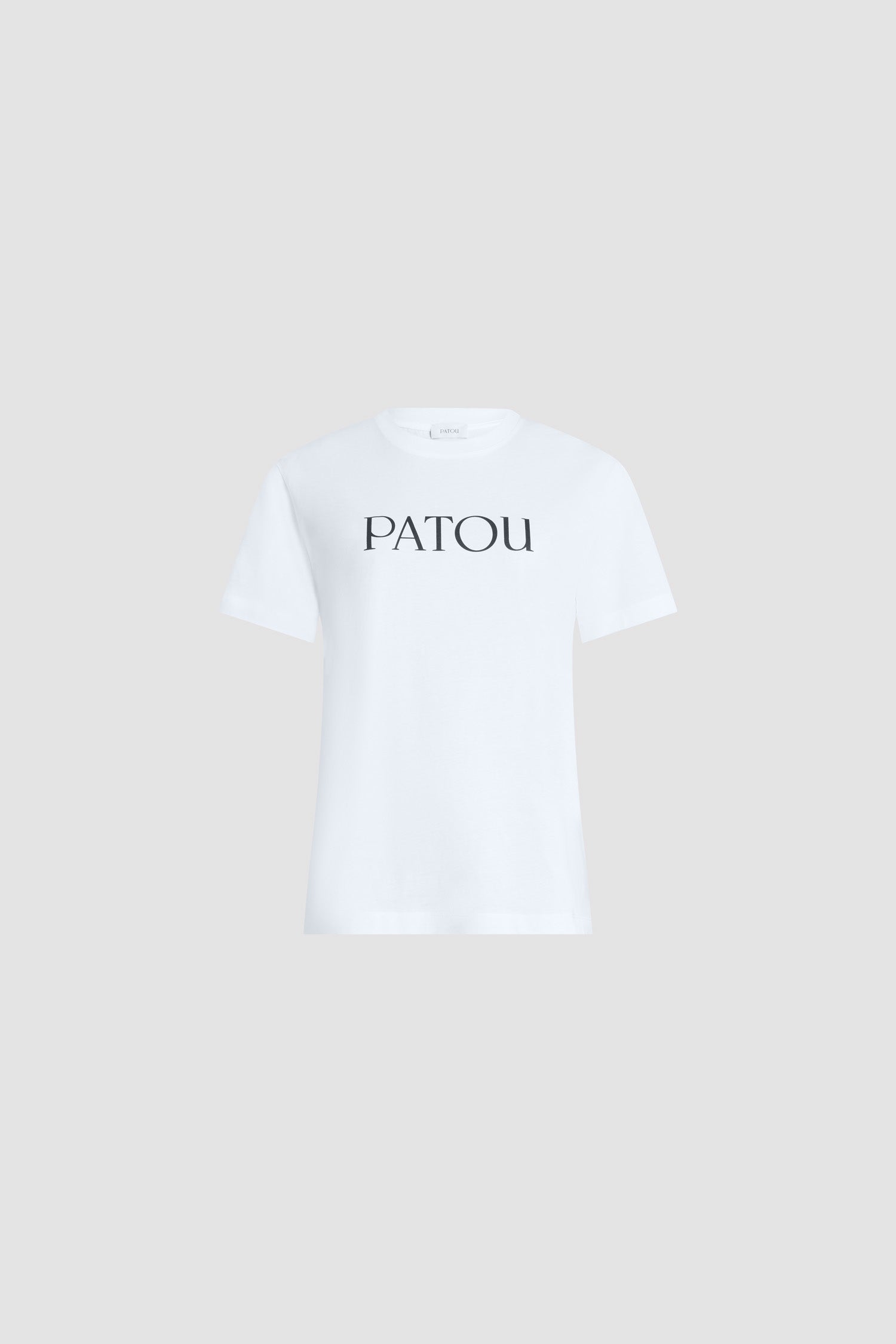 Patou - オーガニックコットン パトゥロゴTシャツ - White - ホワイトのオーガニックコットン製Tシャツ。クルーネック、レギュラーフィット。フロントにブラックのパトゥ レタリングロゴ。ユニセックスデザイン。 男性の方は、通常着用サイズのワンサイズ上をお選びください）。