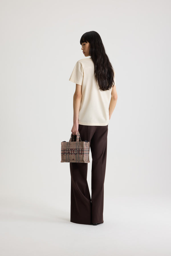 Patou - オーガニックコットン パトゥ Tシャツ - Snowberry White - スノーベリーホワイトのオーガニックコットン製Tシャツ。レギュラーフィット。クルーネック。前面にパトゥロゴプリント。