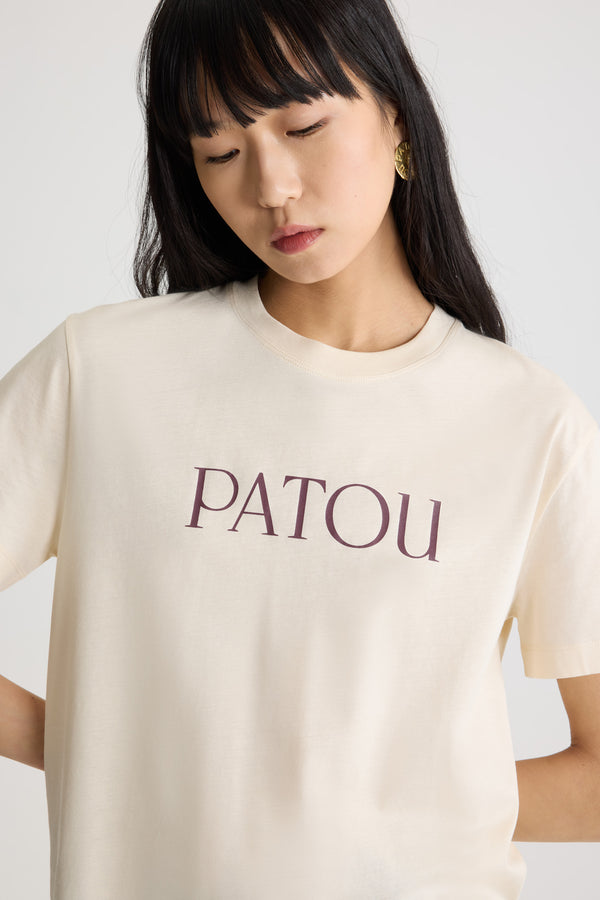 Patou - オーガニックコットン パトゥ Tシャツ - Snowberry White - スノーベリーホワイトのオーガニックコットン製Tシャツ。レギュラーフィット。クルーネック。前面にパトゥロゴプリント。