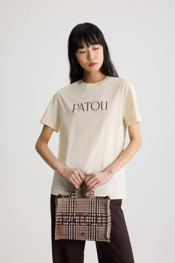Patou - オーガニックコットン パトゥ Tシャツ - Snowberry White - スノーベリーホワイトのオーガニックコットン製Tシャツ。レギュラーフィット。クルーネック。前面にパトゥロゴプリント。