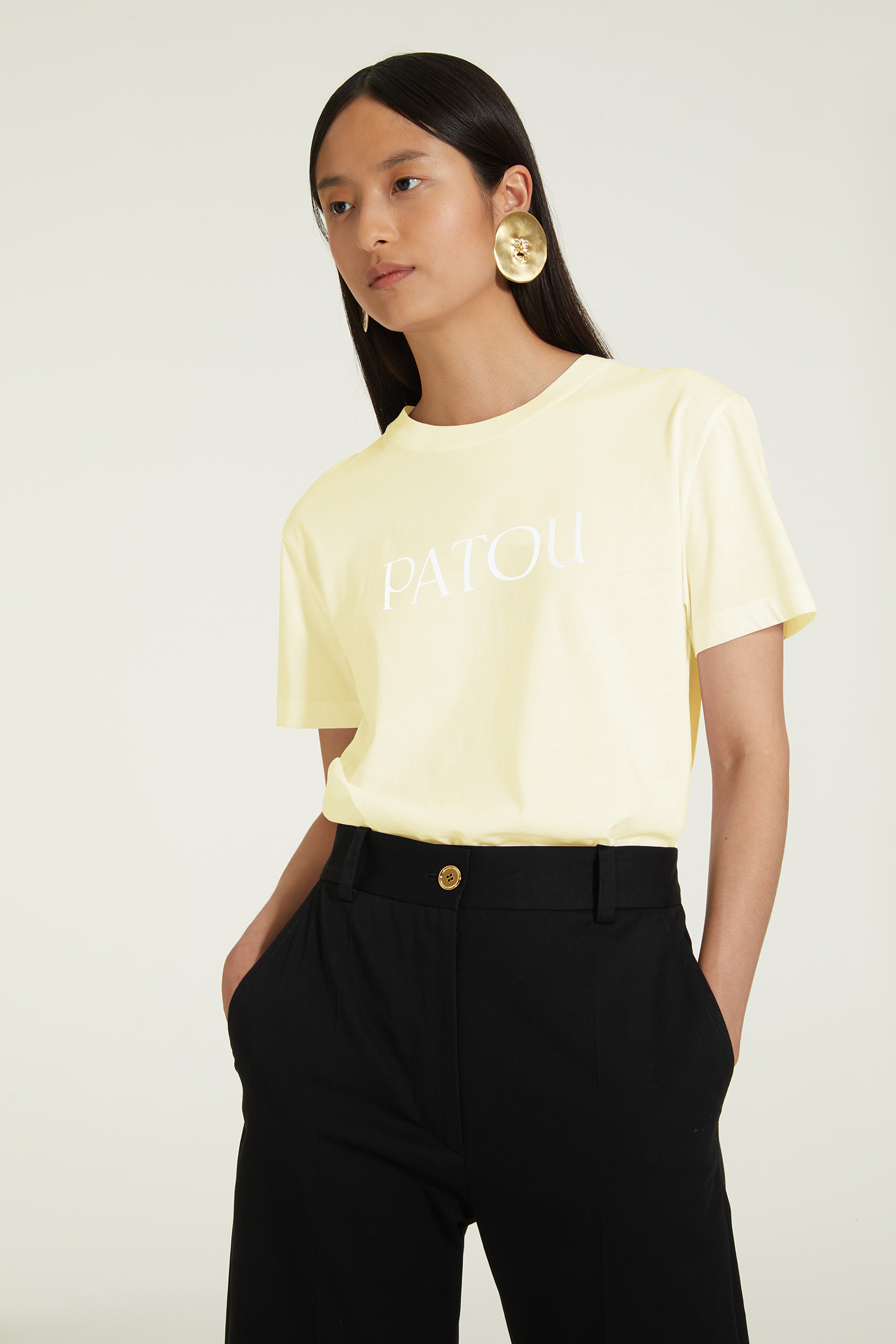 Patou - Patou Logo-T-Shirt aus Bio-Baumwolle - Mimosa - Der tägliche Begleiter für alle Patou Frauen.Mimosen-Gelb T-Shirt aus Bio-Baumwolle. Rundhalsausschnitt, normale Passform. Weiß Patou Schriftzug-Logo vorne.Unisex Schnitt (für Herren bitte eine Größe größer wählen).