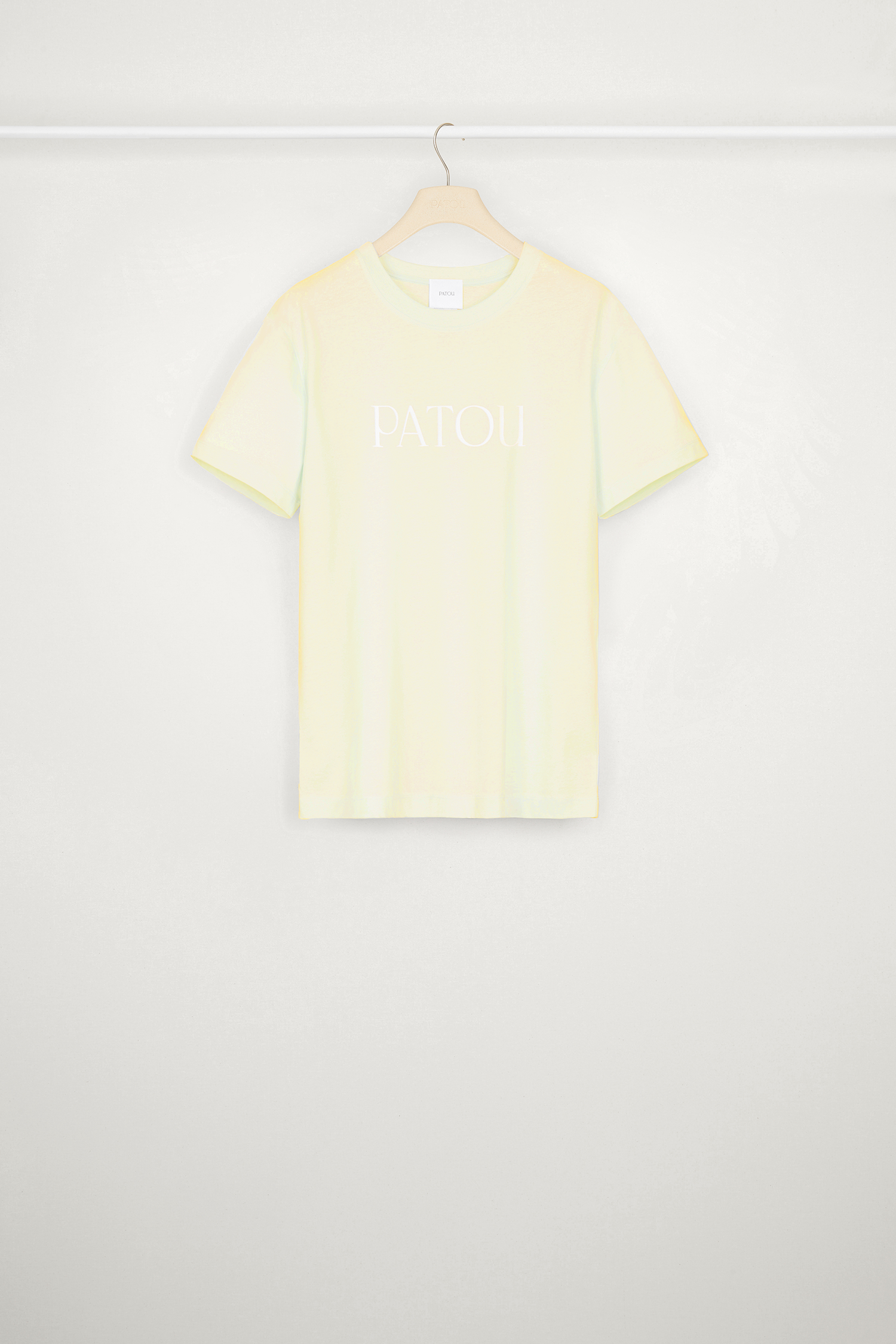 Patou - Patou Logo-T-Shirt aus Bio-Baumwolle - Mimosa - Der tägliche Begleiter für alle Patou Frauen.Mimosen-Gelb T-Shirt aus Bio-Baumwolle. Rundhalsausschnitt, normale Passform. Weiß Patou Schriftzug-Logo vorne.Unisex Schnitt (für Herren bitte eine Größe größer wählen).