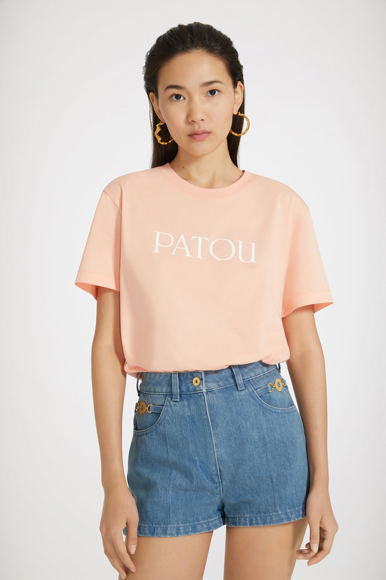 Patou - 오가닉 코튼 파투 티셔츠 - Abricot - 데일리 착용으로 적합한 파투의 티셔츠.아브리콧 오렌지 컬러의 오가닉 코튼 소재. 크루넥 스타일, 레귤러 핏. 앞면의 Patou 로고 장식.유니섹스 스타일(남성의 경우 한 사이즈 크게 주문).