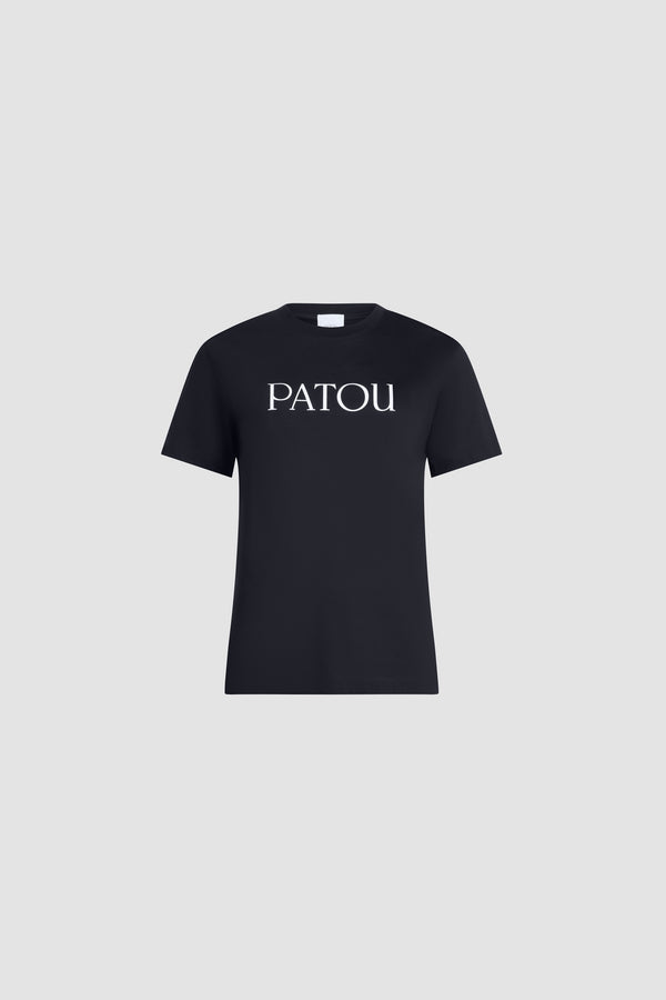 Patou - Maglietta Patou in cotone bio - Black - T-shirt in cotone bio nero. Collo rotondo, vestibilità classica. Logo Patou bianco sul davanti.Capo unisex; consigliamo agli uomini di scegliere una taglia in più.