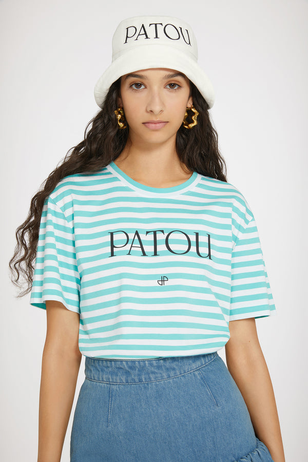 Patou - 코튼 파투 스트라이프 티셔츠 - Green Small Stripes - 모든 이의 마음을 사로잡은 스트라이프를 만나보세요.그린 및 화이트 컬러의 코튼 소재. 스트라이프 패턴. 레귤러 핏. 크루넥 디자인. 앞면에 Patou 및 JP.