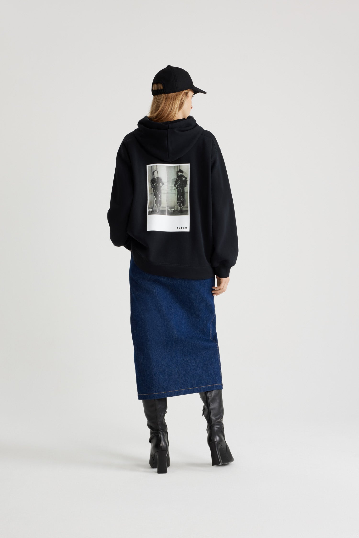 Patou - Felpa Archivio in cotone bio - Black - Felpa in cotone bio nero. Modello unisex. Collo con cappuccio e lacci in grosgrain. Foto di lookbook d&amp;#39;archivio stampate sul retro con Patou in stile Art Déco. Patou e JP ricamati sul davanti. Polsini e orlo a costine.Questo modello è oversized; scegliere una taglia in meno per una vestibilità classica.