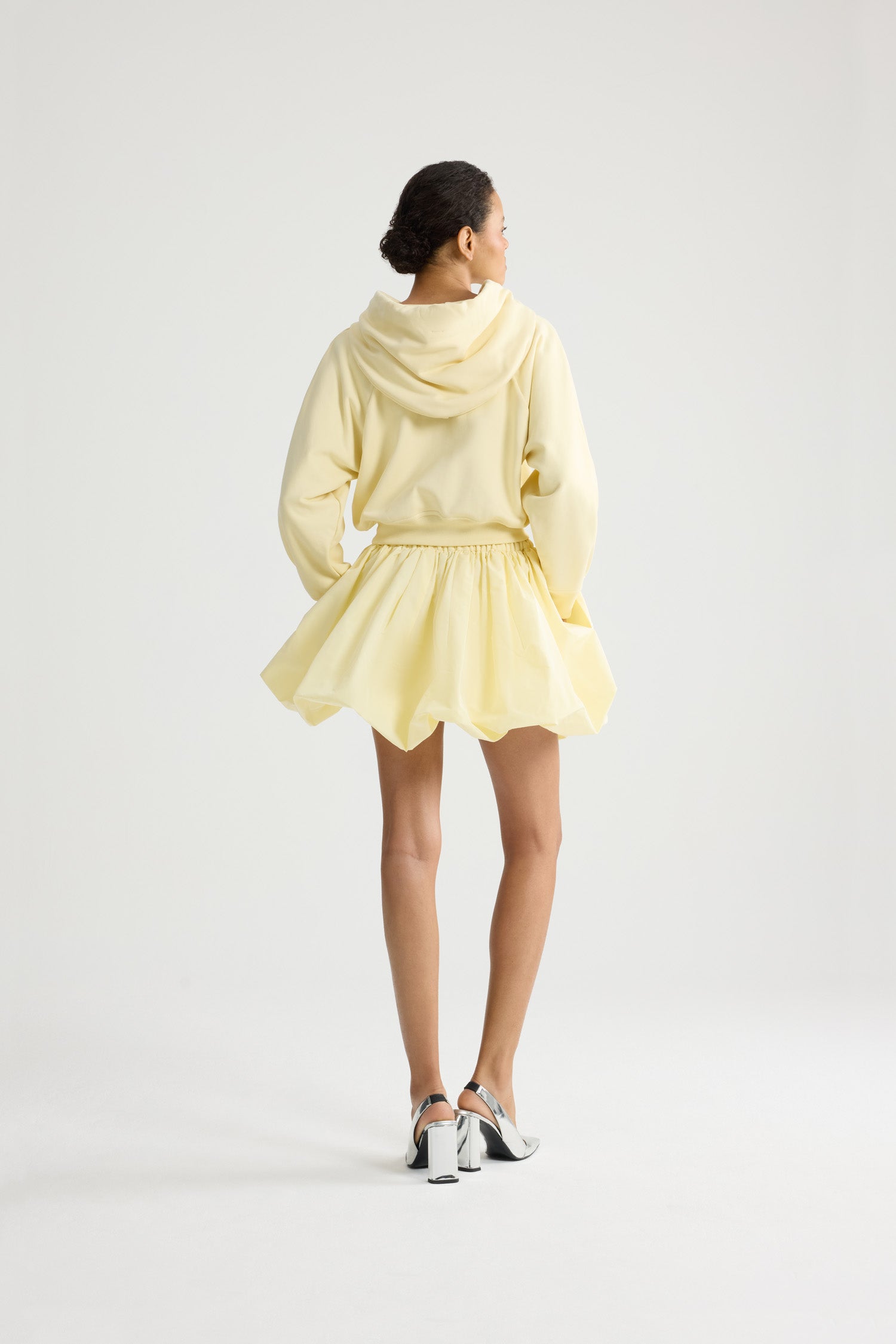 Patou - Kurzer Hoodie aus Bio-Baumwolle - Citrus Blossom - Kurzer gelber Hoodie. Lange Ärmel. Grosgrain-Kordelzüge. Ton-in-Ton gesticktes Patou-Logo.