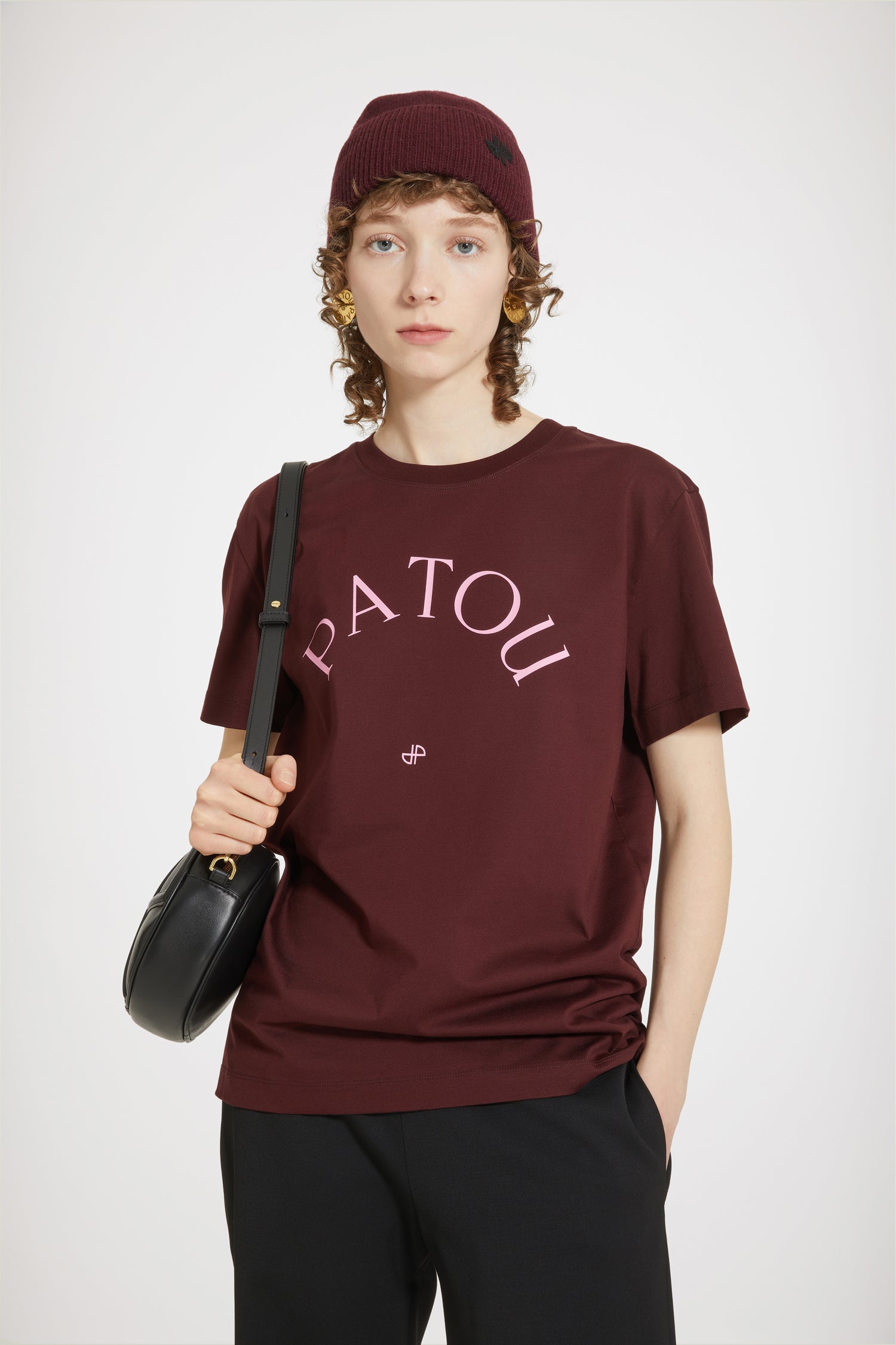 Patou - Patou Logo-T-Shirt aus Bio-Baumwolle - Ruby Wine - Wie tragen Sie Patou?T-Shirt aus Bio-Baumwolle in Ruby-Weinrot. Rundhalsausschnitt, normale Passform. Geschwungenes Patou-Logo und JP-Monogramm auf der Vorderseite.Unisex-Stil; Männer sollten eine Nummer größer bestellen.