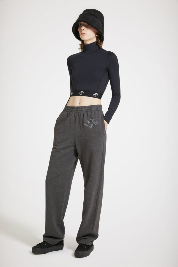 Patou - 자수 장식 오가닉 코튼 부클레 트랙수트 트라우저 - Graphite - 트랙수트의 세련된 재정의.그래파이트 그레이 오가닉 코튼 팬츠. 하이 라이즈. 스트레이트 컷 레그. 히든 헤링본 드로스트링이 있는 엘라스틱 웨이스트. 3D 멜란지 부클레 파투 및 JP 자수. 측면 포켓.허리나 힙에 착용 가능.