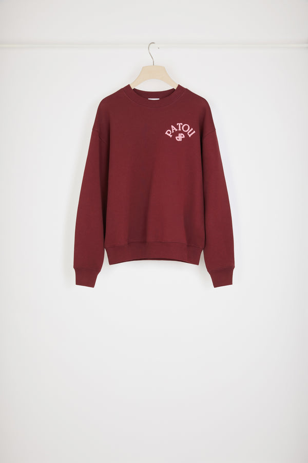 Patou - オーガニックコットンを使用したパトゥブークレットスウェットシャツ - Ruby Wine - 魅力的なブークレット！ルビーワインのオーガニックコットン製スウェットシャツ。クルーネック。カラー、袖口、ウエストにリブ入り。胸元に3DメランジブークレットのパトゥとJP刺繍。