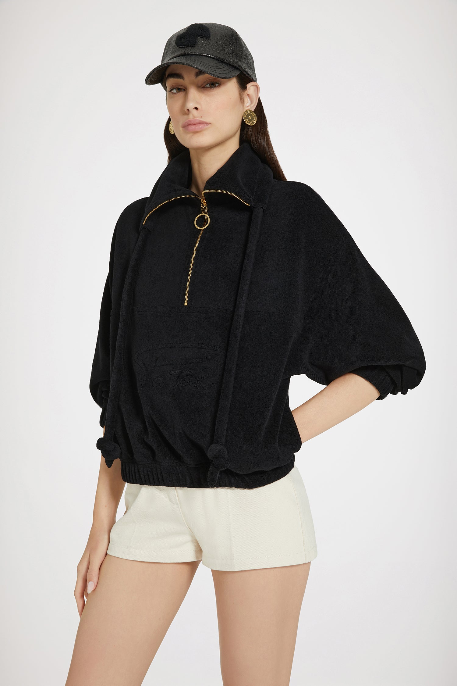 Patou - Sweatshirt mit halbem Reißverschluss aus Bio-Baumwollfrottee - Black - So lässt Patou den Tag am Strand ausklingen.Schwarzes Sweatshirt aus Bio-Baumwollfrottee. Lockere Passform. Breiter Kragen mit goldfarbenem Reißverschluss. Dicker Kordelzug aus dem gleichen Material. Handgeschriebene 3D-Signatur von Jean Patou auf der Vorderseite. Elastische Ärmelabschlüsse und elastischer Taillenbund.