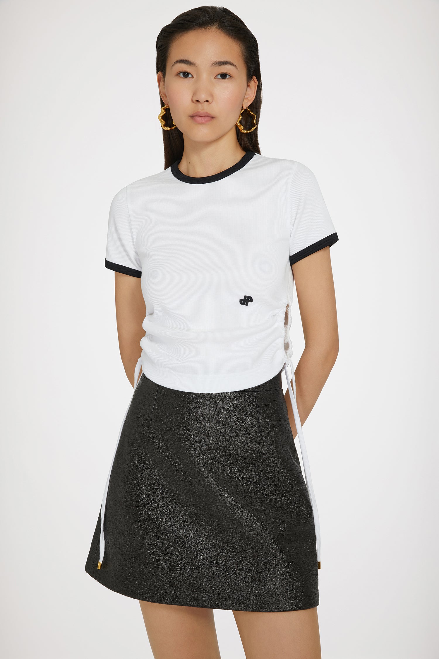 Patou - オーガニックコットンリブ カットアウト Tシャツ - White - 魅惑的なカットアウト入り。ホワイトのオーガニックコットン製Tシャツ。リブ編みファブリック。クルーネック。コントラストカラーの襟と袖口。サイドにカットアウト、調節可能なドローストリング。前面にコントラストカラーのJP刺繍。