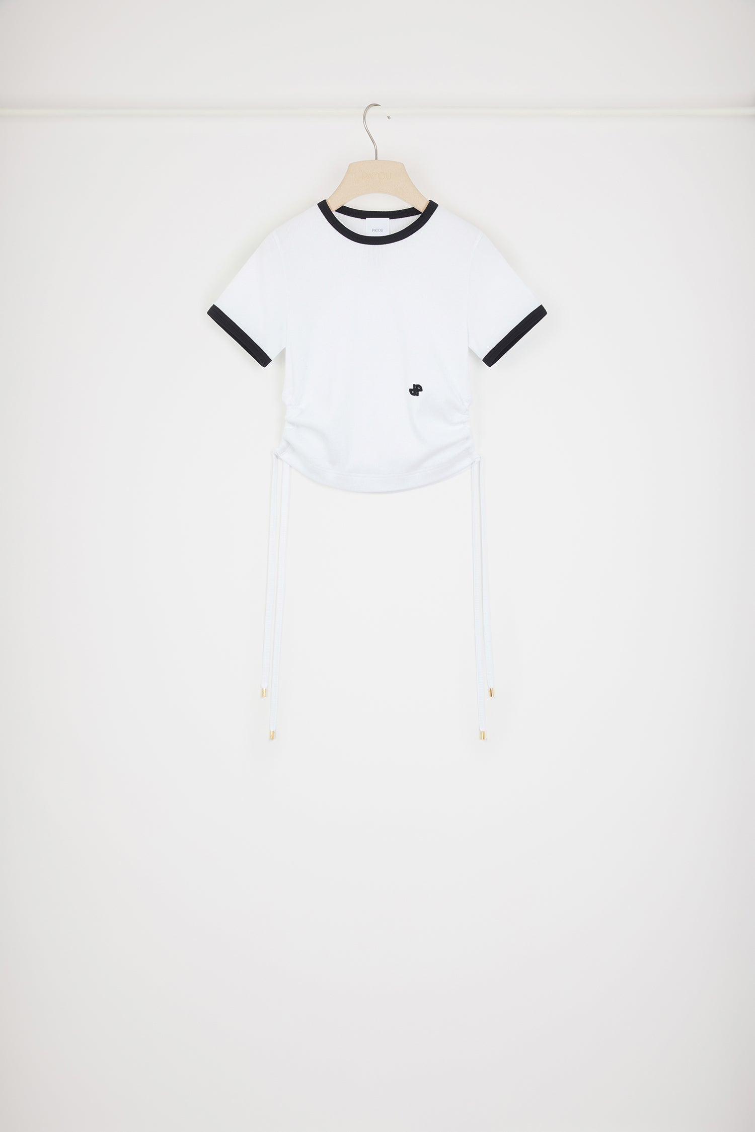 Patou - オーガニックコットンリブ カットアウト Tシャツ - White - 魅惑的なカットアウト入り。ホワイトのオーガニックコットン製Tシャツ。リブ編みファブリック。クルーネック。コントラストカラーの襟と袖口。サイドにカットアウト、調節可能なドローストリング。前面にコントラストカラーのJP刺繍。