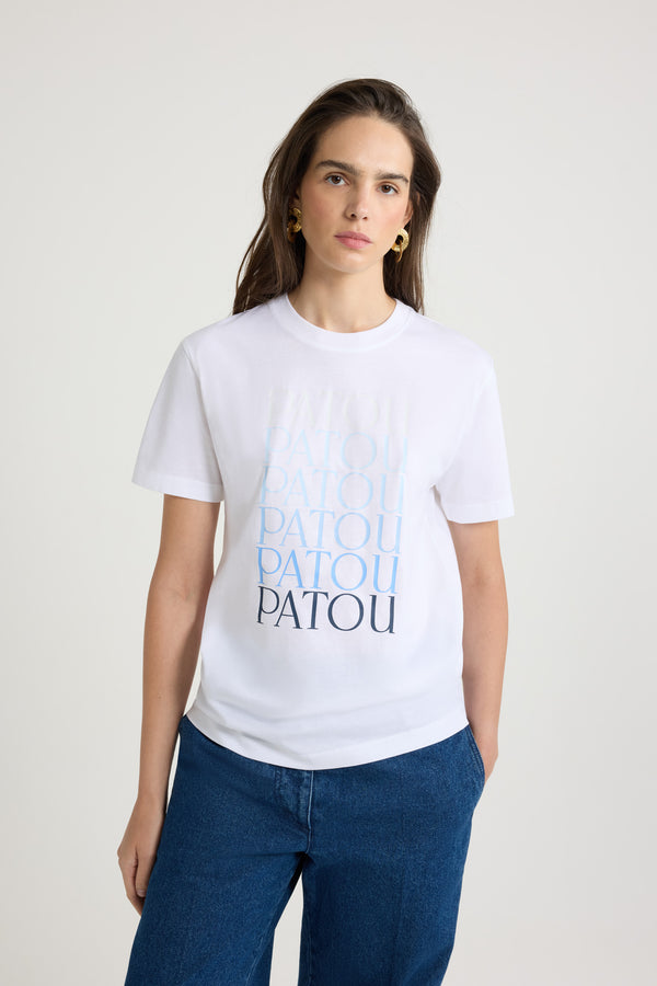 Patou - Maglietta Patou in cotone bio - White - Maglietta in cotone bio bianco. Vestibilità regolare. Collo tondo. Molteplici logo Patou stampati sul davanti con effetto dégradé.