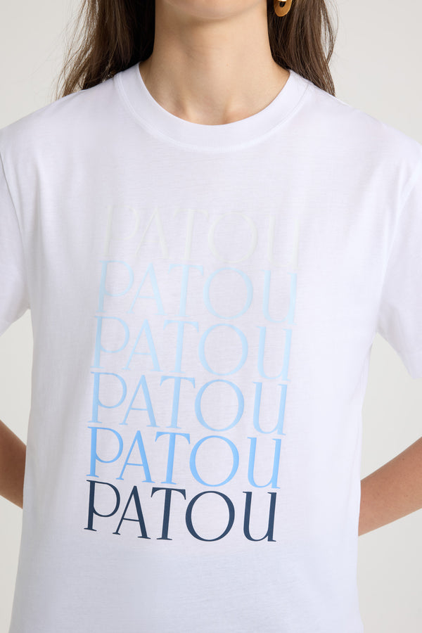 Patou - Maglietta Patou in cotone bio - White - Maglietta in cotone bio bianco. Vestibilità regolare. Collo tondo. Molteplici logo Patou stampati sul davanti con effetto dégradé.