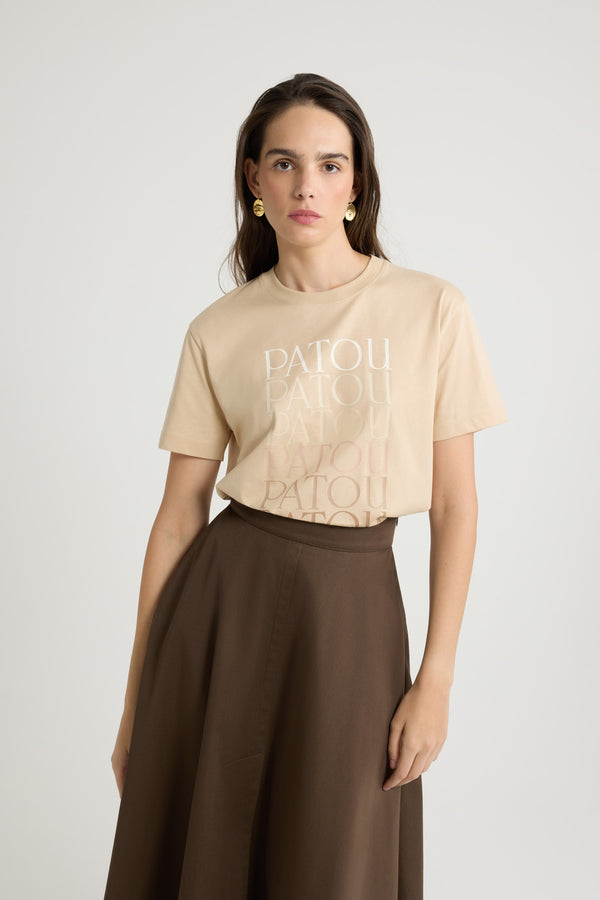 Patou - T-shirt Patou en coton bio - Praline - T-shirt en coton bio beige praline. Coupe classique. Col rond. Multiples logos Patou imprimés sur le devant avec un effet dégradé.