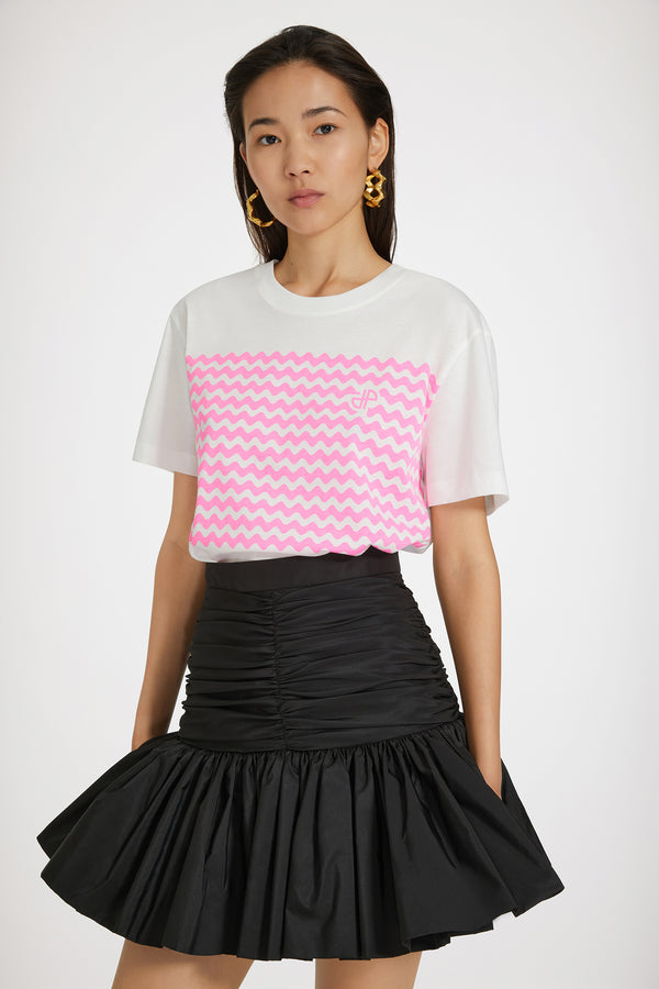 Patou - Maglietta con righe ondulate in cotone bio - Diago Pink - JP sulle onde.Maglietta in cotone bio bianco. Vestibilità classica. Collo tondo. Righe ondulate rosa sul davanti con JP sul petto.